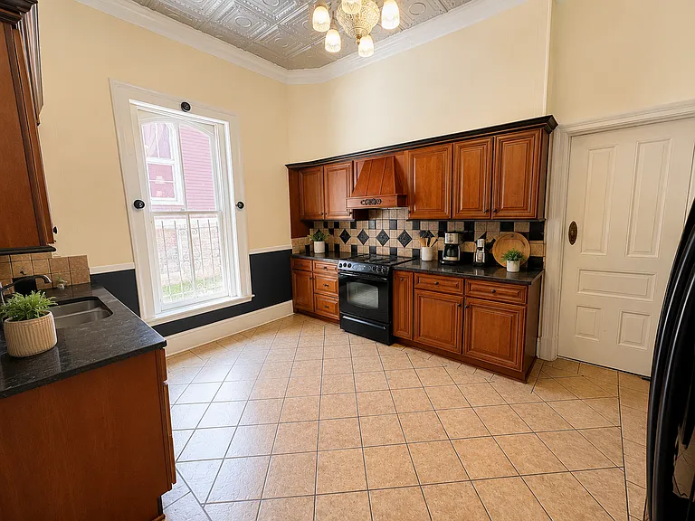 1338 College St — Photo 10