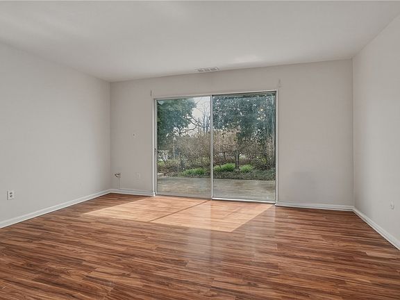 4th image of 526 College Park Dr