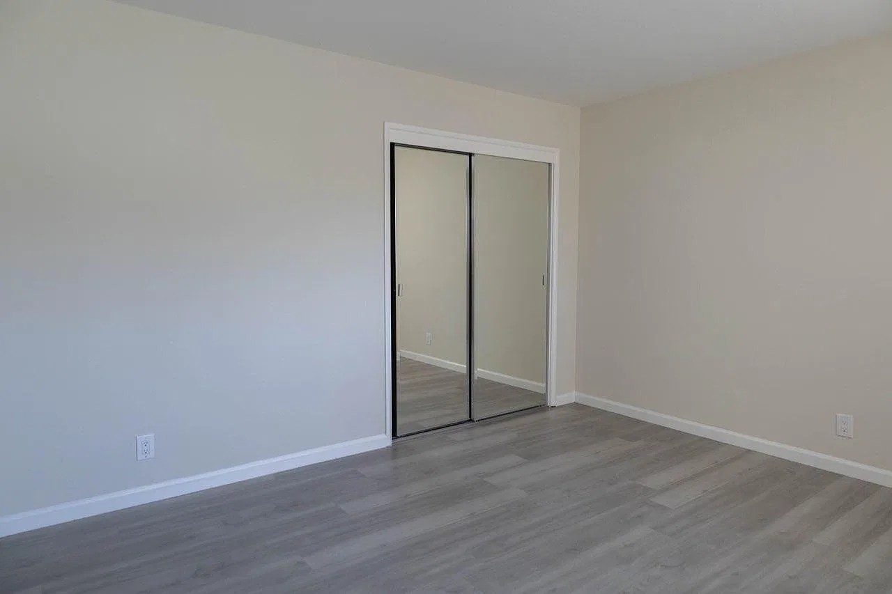 585 Geneva Ave — Photo 4