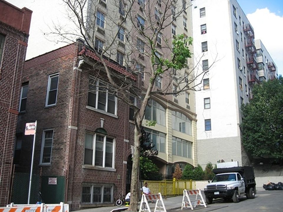 2nd image of 111 Henwood Pl