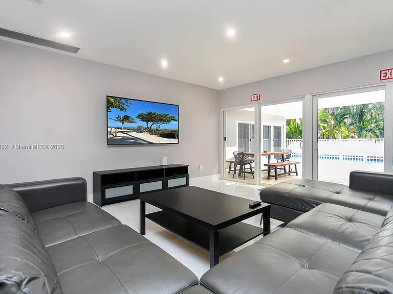 1218 Hollywood Blvd — Photo 16