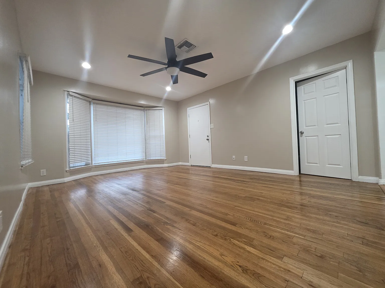 4 bed, 1434 sqft, $4,350 — Photo 4