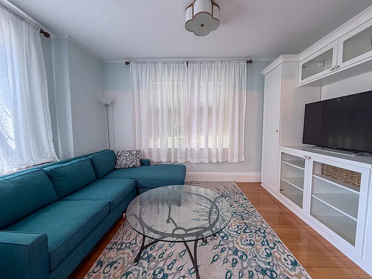 569 Franklin St #6 — Photo 4