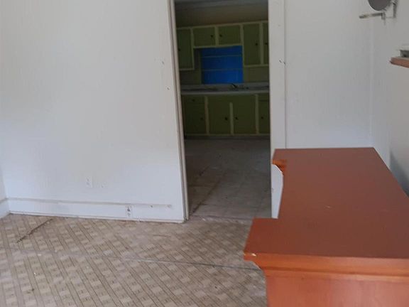 5th image of 303 Lily St