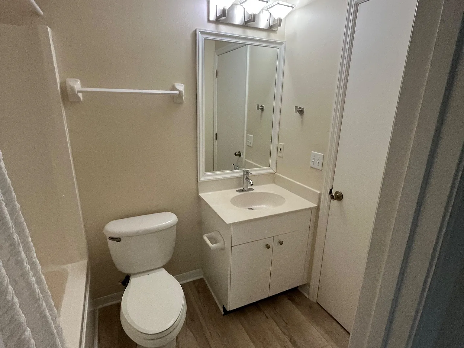 2 bed, 2.0 bath, 1100 sqft, $1,507 — Photo 4