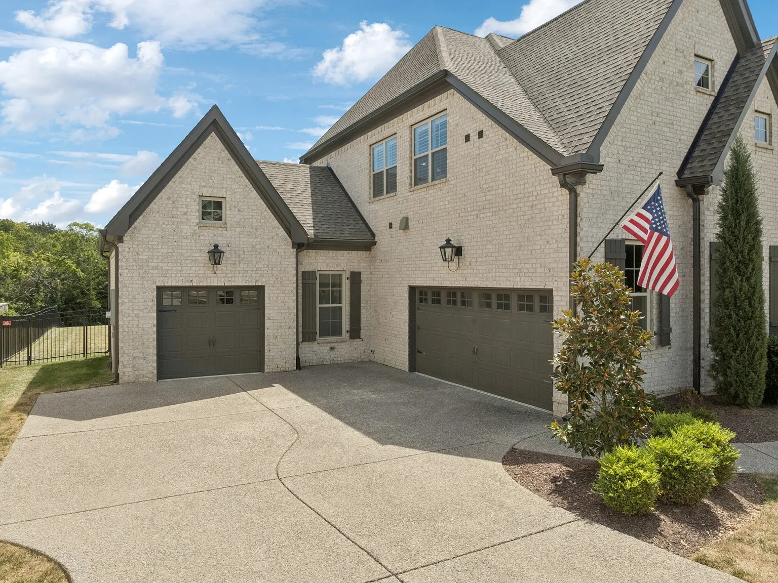 4 bed, 5.5 bath, 5525 sqft, $12,000 — Photo 3