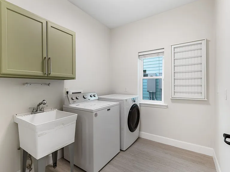 5005 NW 11th Pl — Photo 24
