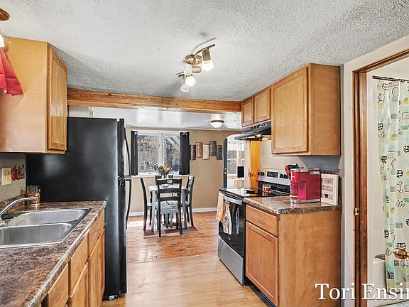 5th image of 814 E Summit St