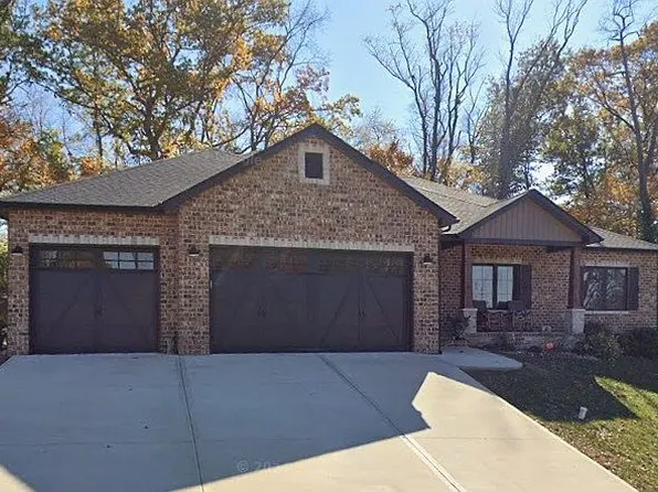 135 Independence Dr, Highland, IL 62249