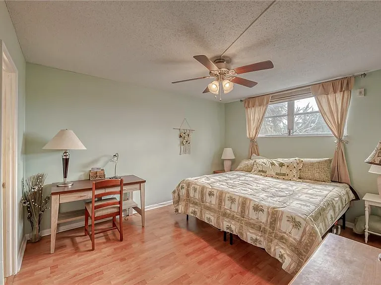 2400 NE 10th St #204 — Photo 13