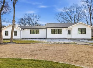 10 Tramposh Ln, Hampton Bays, NY 11946