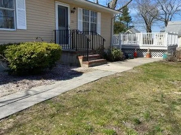 211 Henley Ave, Pine Beach, NJ 08741