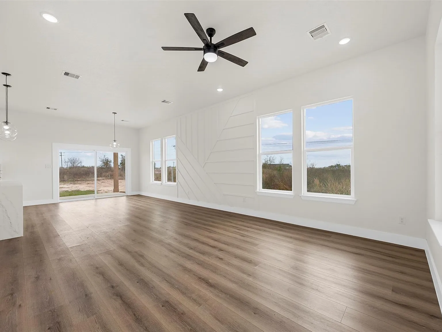 3 bed, 2.0 bath, 1300 sqft, $1,800 — Photo 3