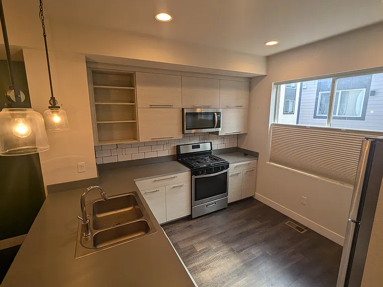 1021 Depew St — Photo 2