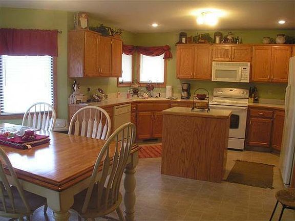 3rd image of 322 E Lakewood Ter