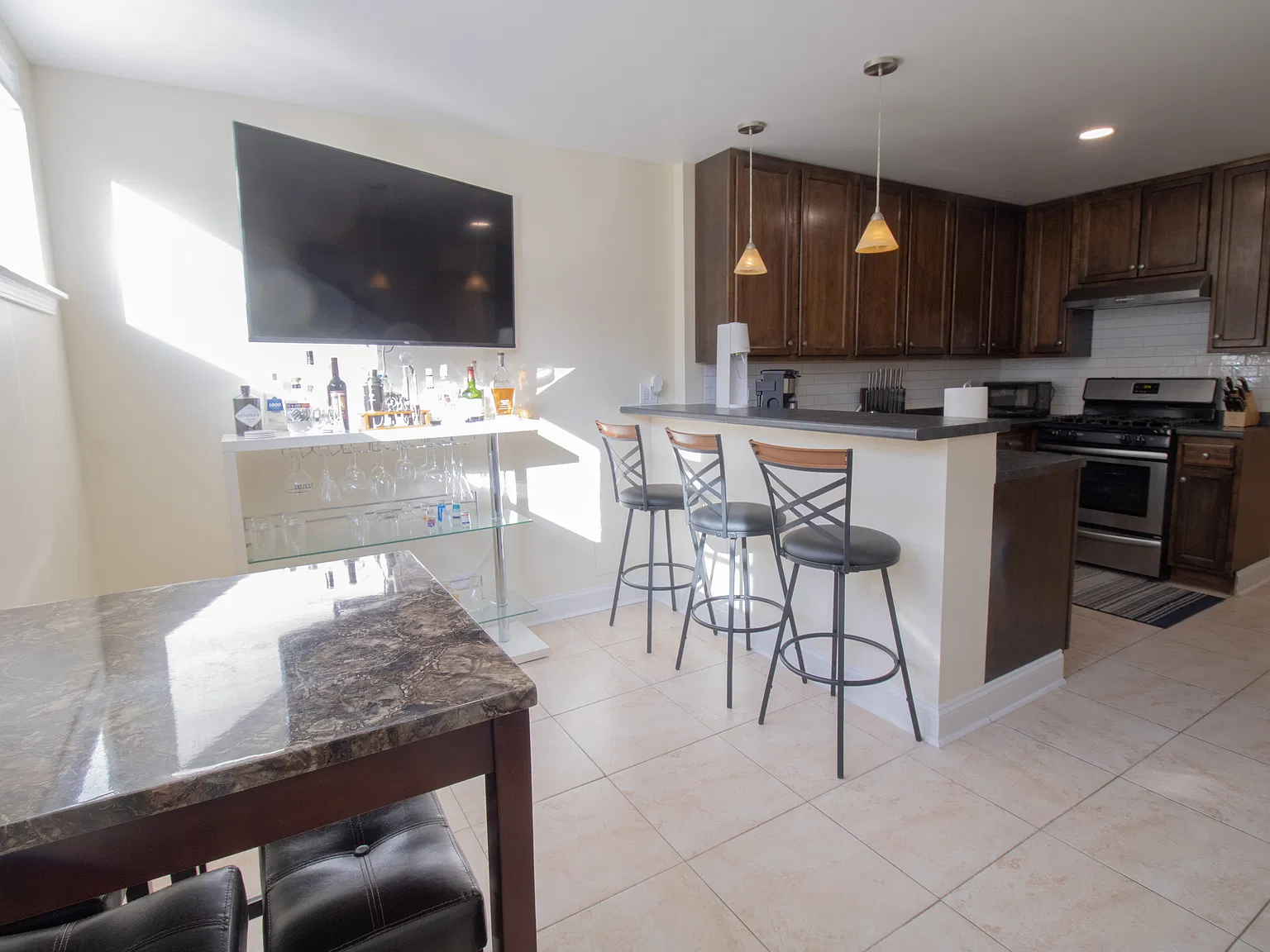 2 bed, 1200 sqft, $2,400 — Photo 4