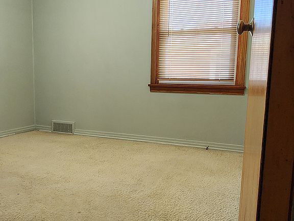 5th image of 819 East Ave S