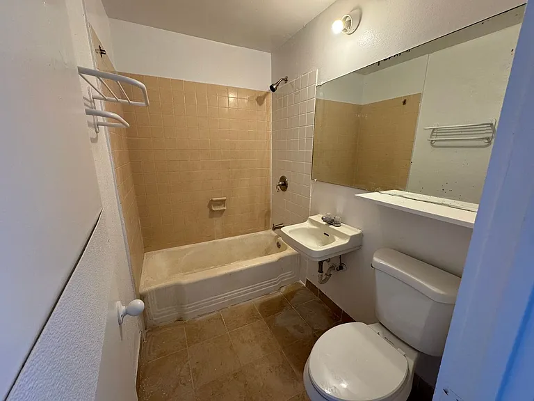 905 W Broadway Ave — Photo 18