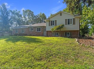 9366 Wild Oaks Cir, South Lyon, MI 48178