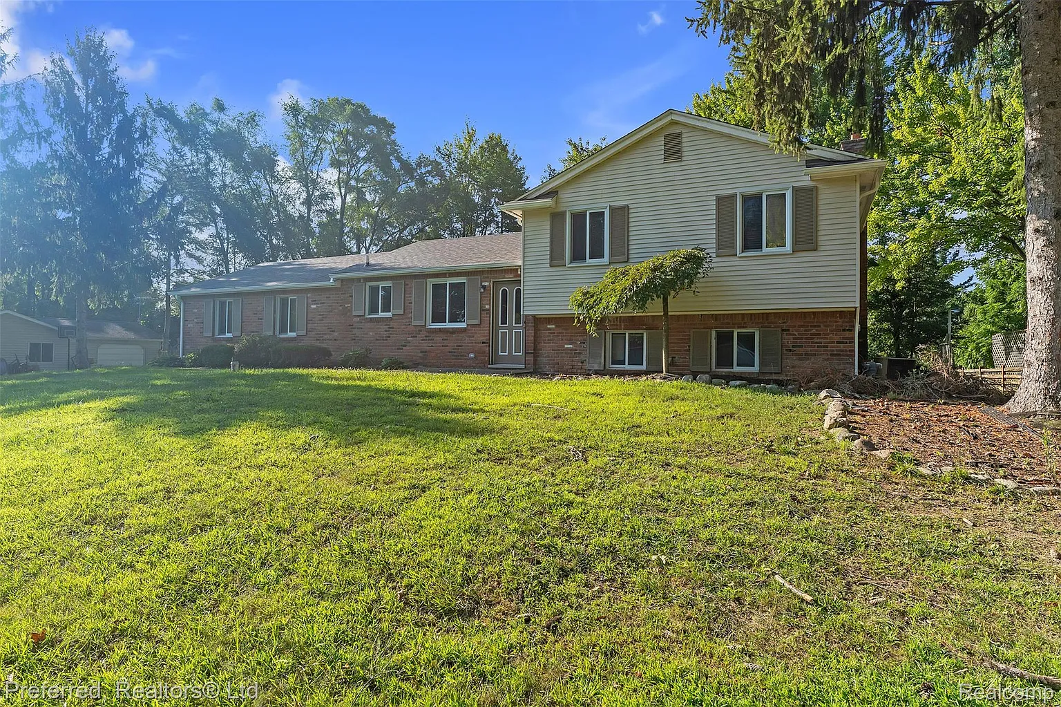 9366 Wild Oaks Cir photo 1