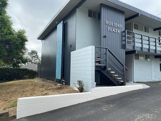 1st image of 609 De La Vina St #2