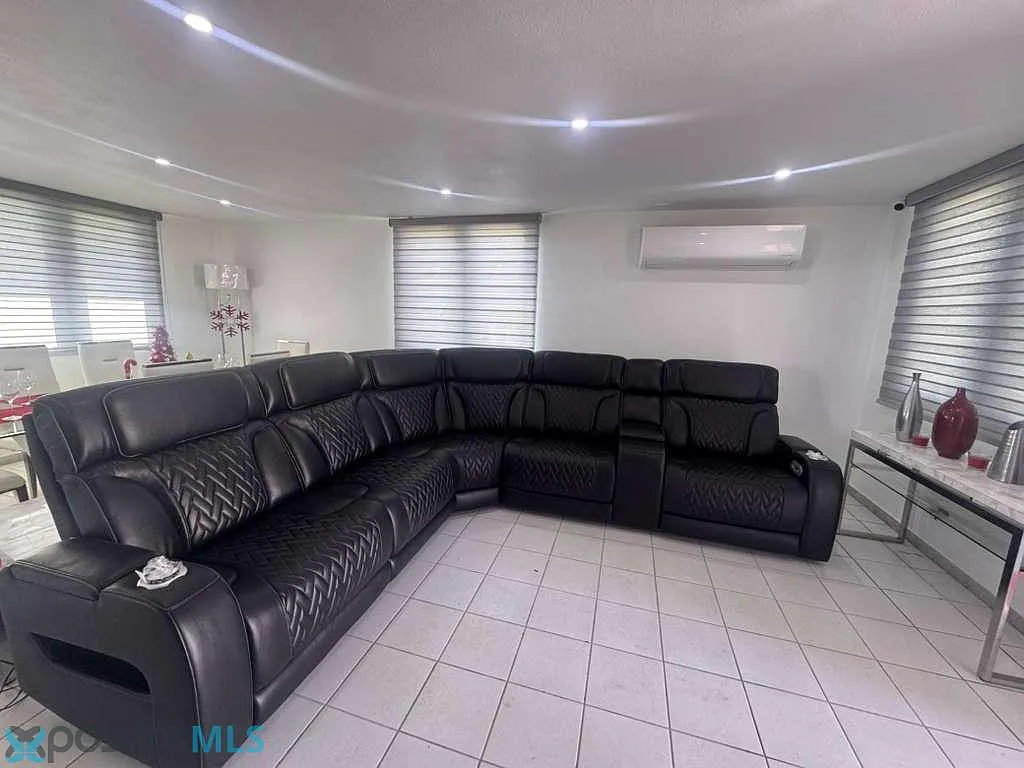 4 bed, 2.5 bath, 2100 sqft, $4,000 — Photo 4