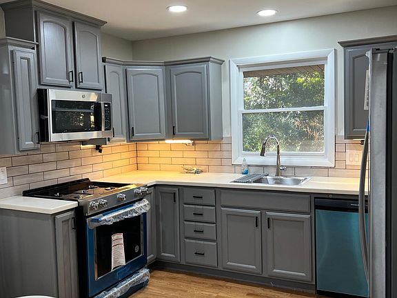 4th image of 3133 Vine Cir