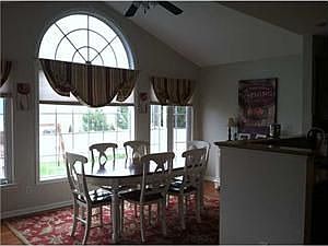5th image of 8 Parkedge Dr