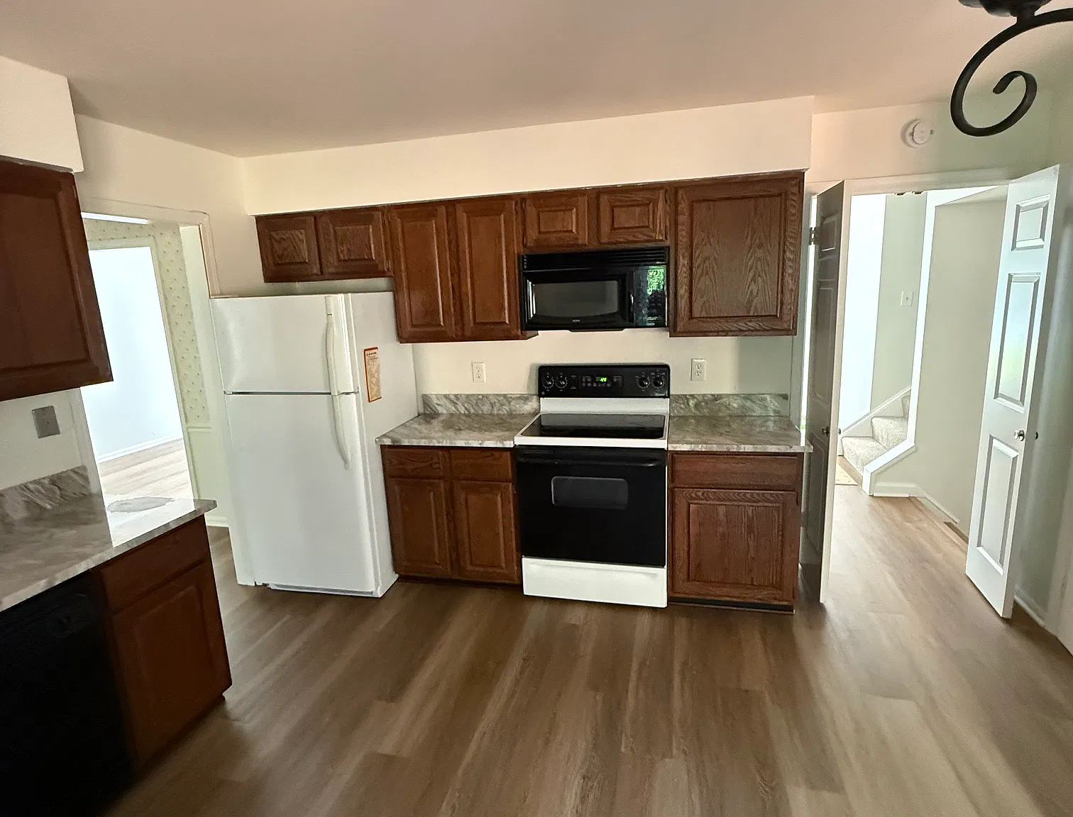 4 bed, 2.5 bath, 2400 sqft, $3,550 — Photo 4