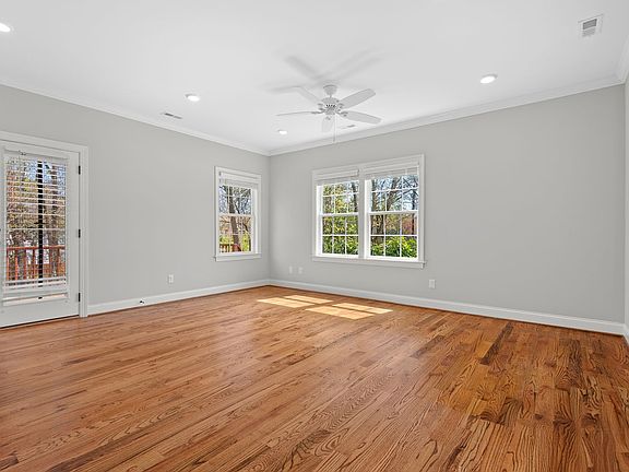 4th image of 1110 N Hyde Park Ave