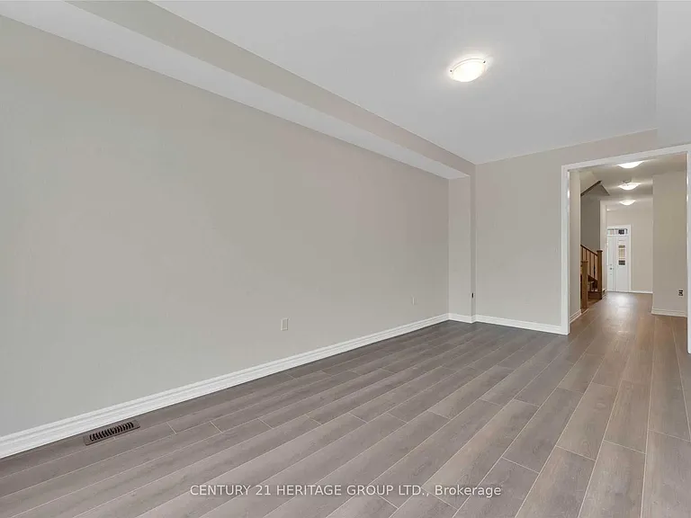 82 Ferragine Cres — Photo 12