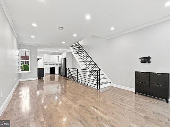 3rd image of 5223 Addison St