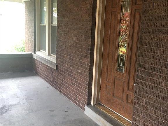 4th image of 110 Pinegrove St