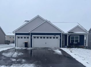 1596 Willow Cir, Shakopee, MN 55379