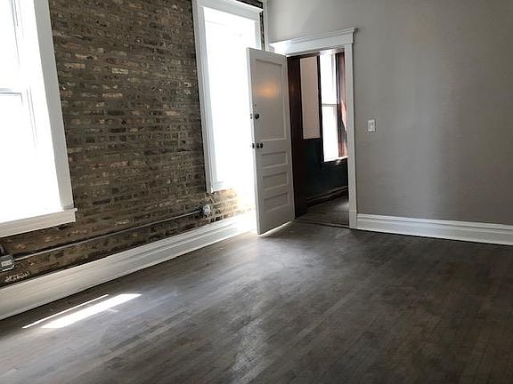 3rd image of 2227 N Leavitt St #3R