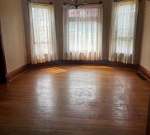 2nd image of 110 Pine St