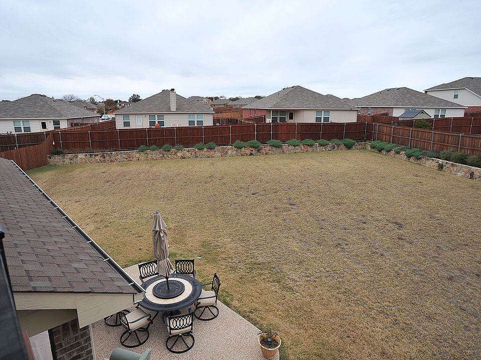 Huge yard with covered patio