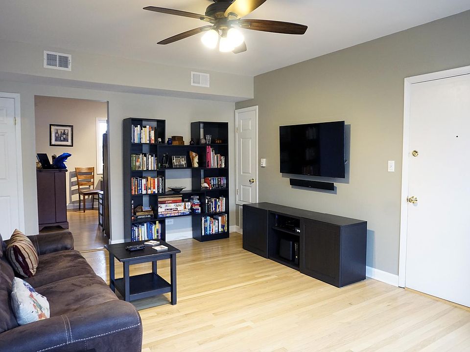 Living Room 19' x 13'