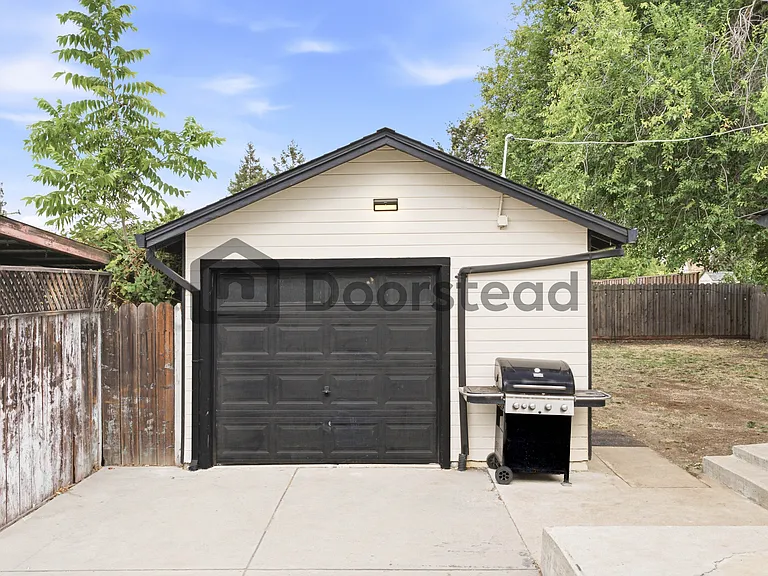 1822 6th St — Photo 30