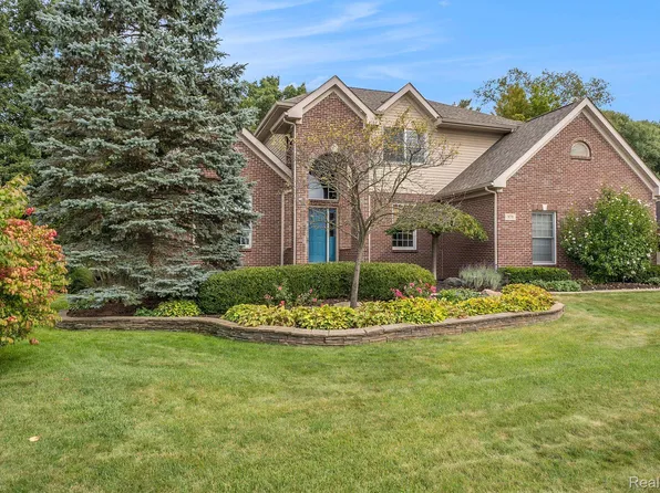 979 Suchava Dr, White Lake, MI 48386