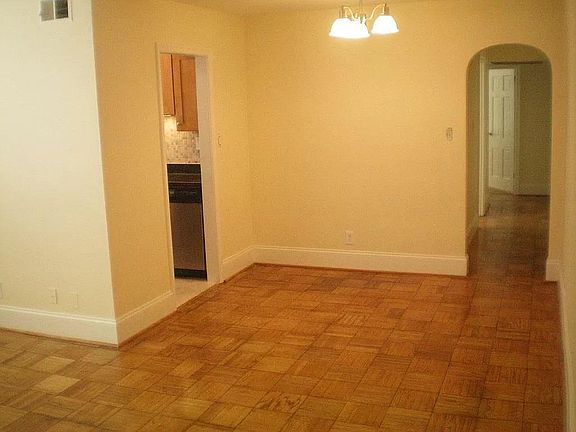 Dining Area 9 1/2 x 7 1/2 ft