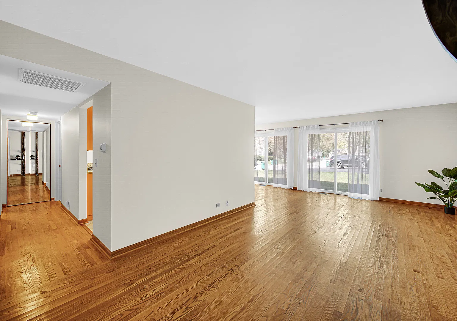 1 bed, 933 sqft, $2,150 — Photo 3