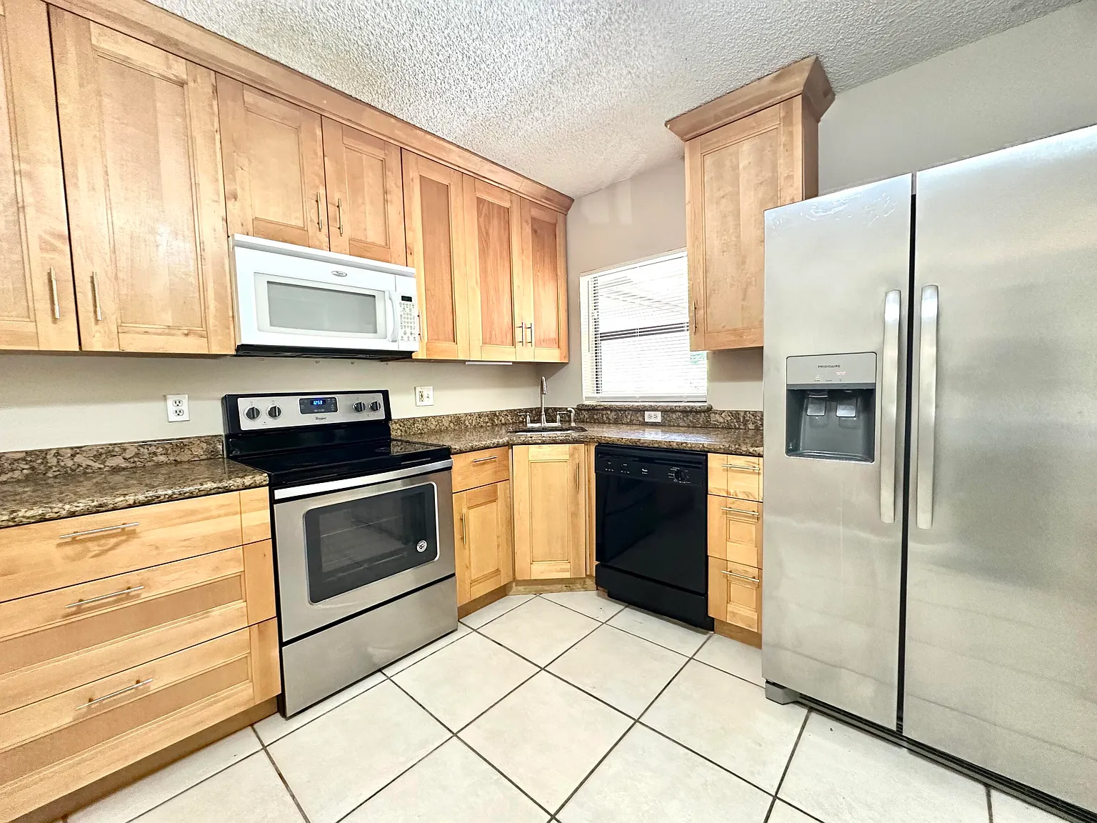 2 bed, 2.0 bath, 978 sqft, $2,100 — Photo 2