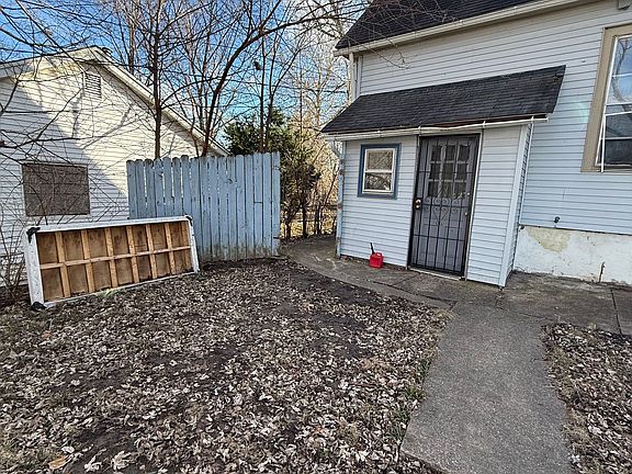 4th image of 968 W View St