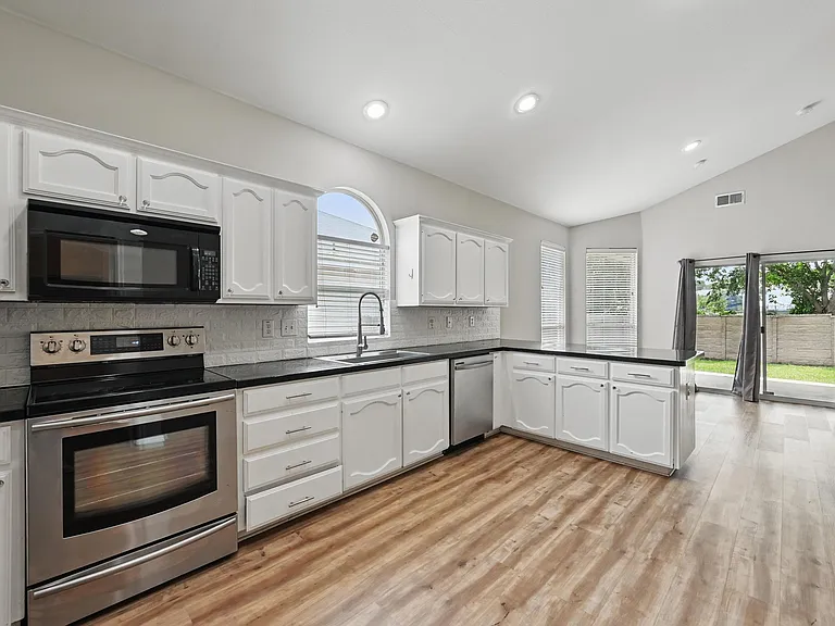 7464 Maroon Dr — Photo 2