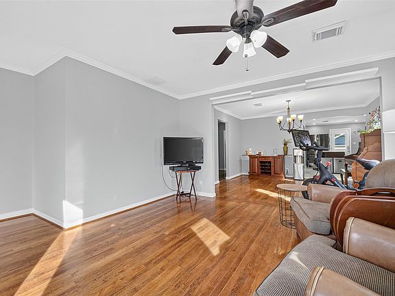 5th image of 4810 Winnetka St