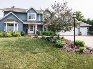 8731 W Lake Pointe Dr, Franklin, WI 53132