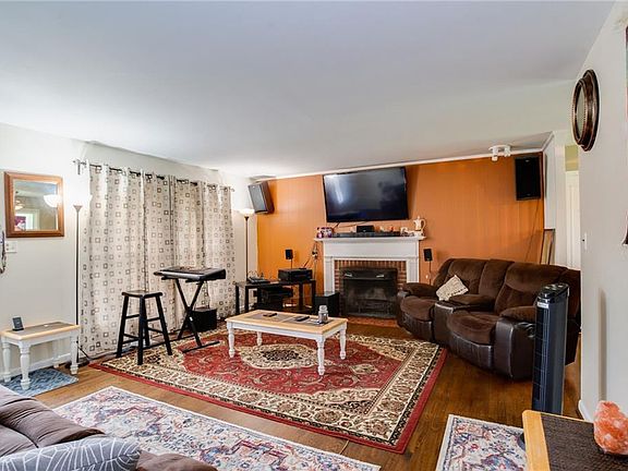 4th image of 19 Sylvia Ln