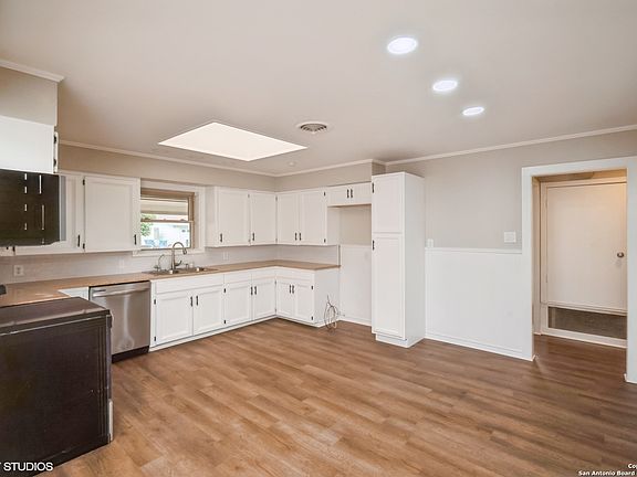 3rd image of 607 BLUEBONNET DR