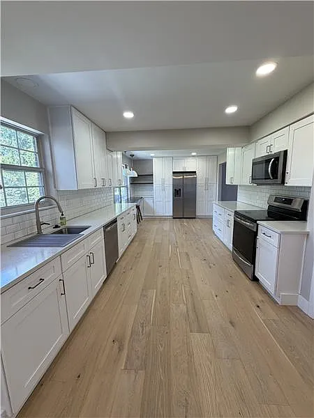 4 bed, 4.0 bath, 2400 sqft, $2,500 — Photo 4